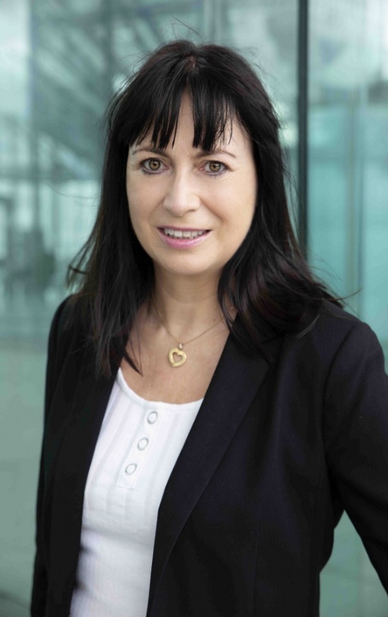 Une image contenant Visage humain, personne, sourire, habits

Le contenu généré par l’IA peut être incorrect.