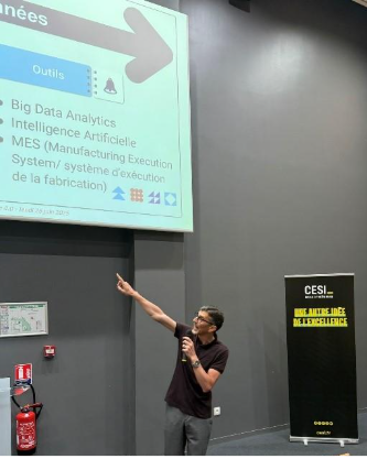 Une image contenant texte, intérieur, habits, mur

Le contenu généré par l’IA peut être incorrect.