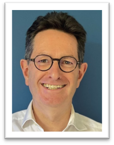 Une image contenant personne, homme, mur, verres

Description générée automatiquement